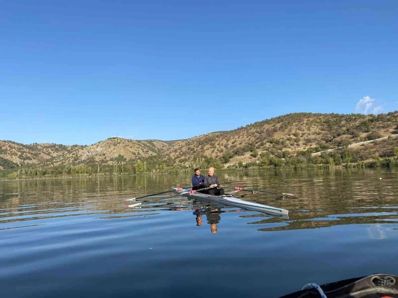 YÖK Başkanı Özvar, Eymir Gölü’nde kürek çekti
