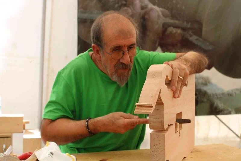 Dede atölyesi ona uluslararası sanat eserlerinin kapılarını açtı
