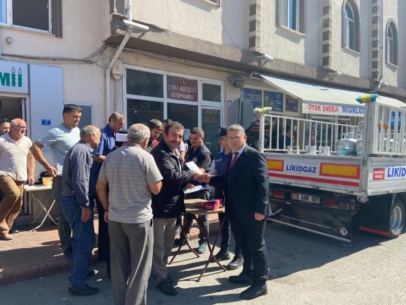 Polis ekipleri çikolata dağıtıp dolandırıcılara karşı uyardı
