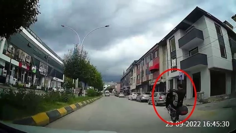 Tek teker giderek tehlike saçan şahıs hırsızlıktan aranıyormuş
