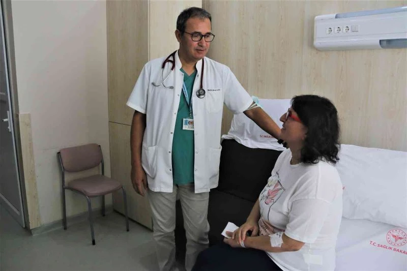 Öksürük şikayeti ile hastaneye başvuran hemşirenin nefes borusu ve akciğerinde sinek larvası tespit edildi
