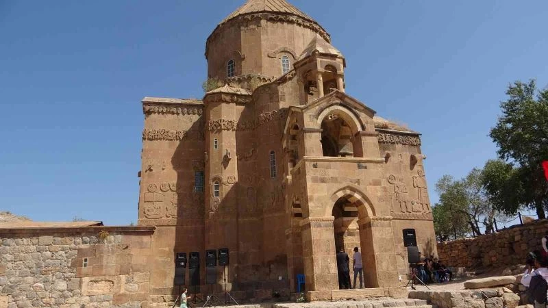 Akdamar’da Ermeni ayinine doğru
