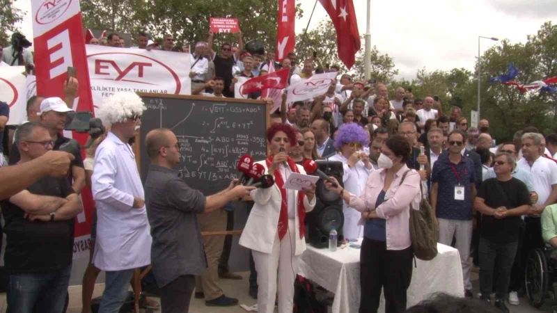 Kadıköy’de emeklilikte yaşa takılanlar eylem yaptı

