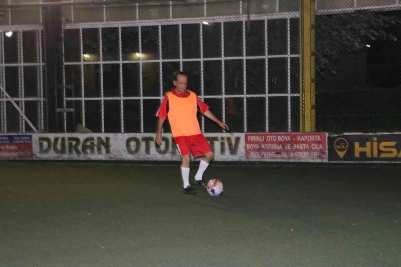 70 yaşına rağmen top koşturmaya devam ediyor
