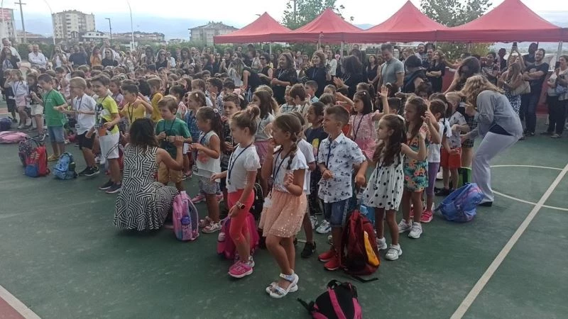 Mini mini birler okula dans ederek başladı
