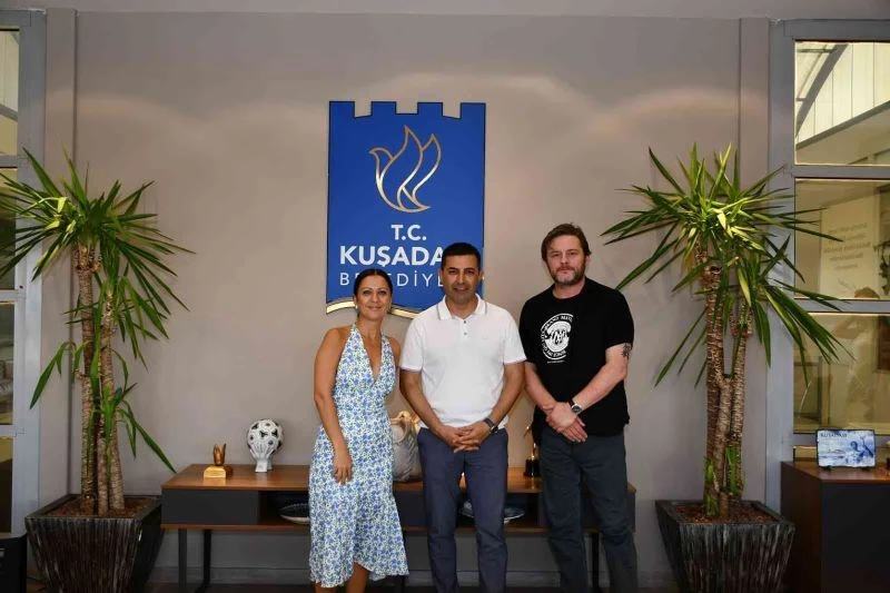 Yazar Tuna Kiremitçi yeni romanını Kuşadası’nda yazmaya başladı
