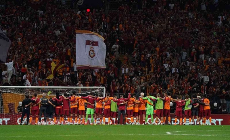 Galatasaraylı futbolcular ve Okan Buruk, galibiyeti taraftarlarla kutladı