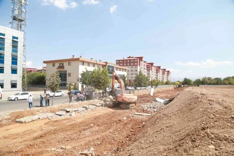 Bingöl Belediyesi caddeyi genişletmek için askeriyenin duvarını yıktı
