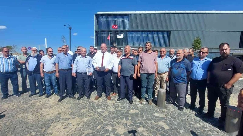 Minibüsçüler de Büyükşehir Belediyesi önünde eyleme başladı
