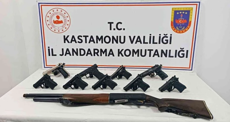 Düğünde havaya ateş açan şahıslara jandarma baskını: 11 silaha el konuldu
