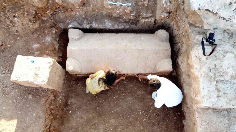 Adıyaman’da içerisinde 4 iskeletin bulunduğu bin 800 yıllık mezar bulundu

