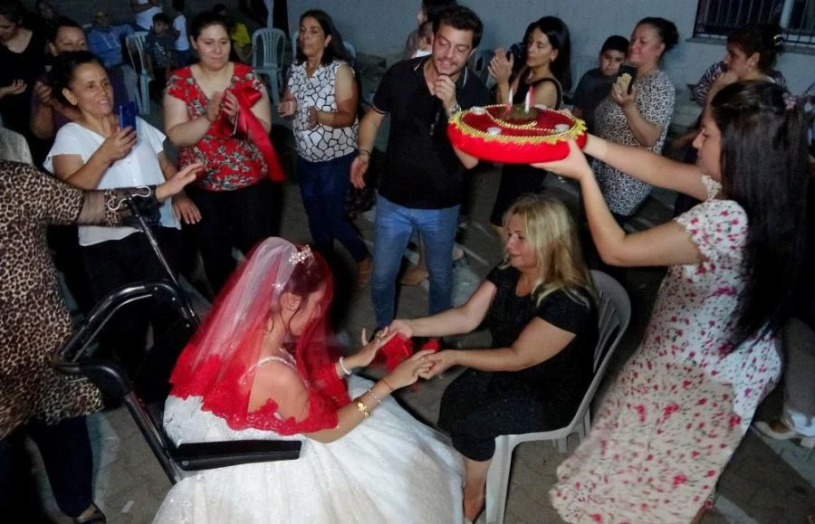 Engelli genç kızın beyaz gelinlik hayali gerçek oldu