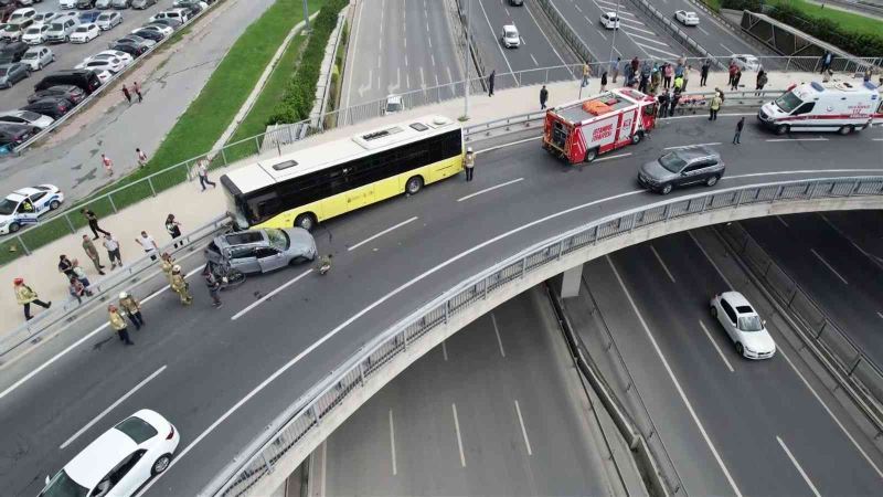 Yenikapı’da bir İETT otobüsü kaza yaptı. Yaralılar olduğu öğrenilirken, olay yerine çok sayıda itfaiye ve ambulans sevk edildi.

