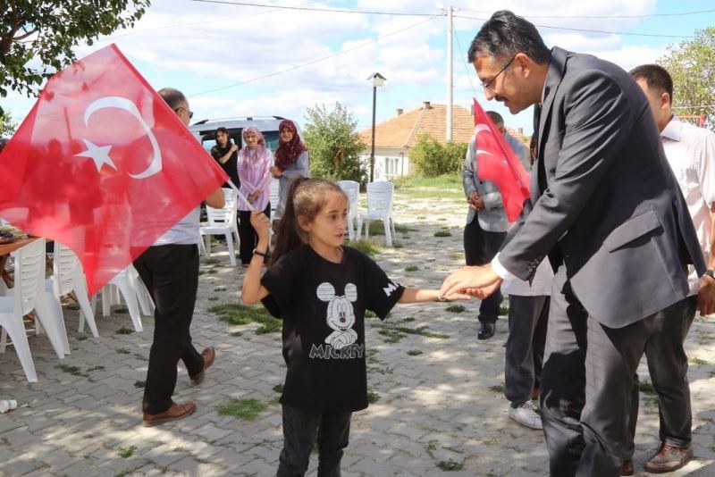 Köy gençleri ve çocukları, Vali Çelik’i Türk bayraklarıyla karşıladı
