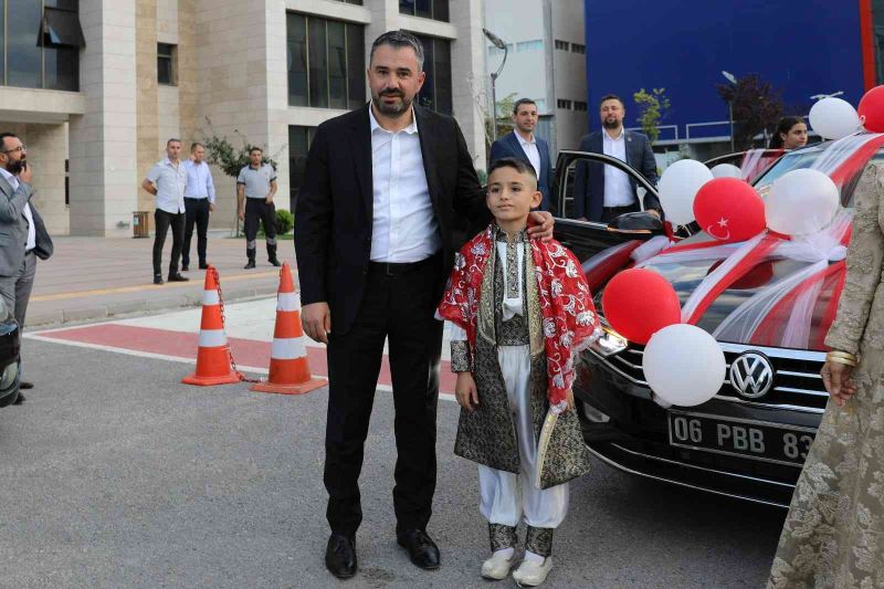 Pursaklar Belediye Başkanı Çetin’in makam aracı şehit oğlu için süslendi
