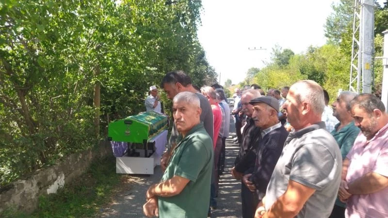 Köpeklerin parçaladığı yaşlı kadın toprağa verildi
