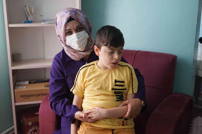 Kaybolan otizmli çocuk, elindeki dövme sayesinde bulundu
