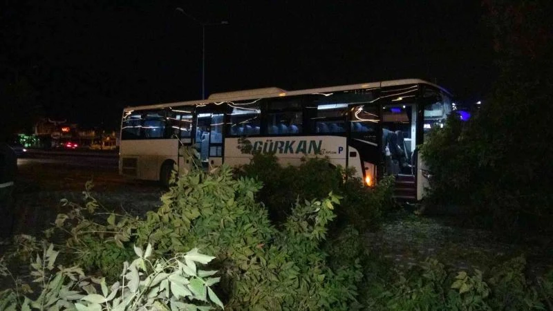 Kontrolden çıkan işçi servisi ağaçlara çarparak durabildi
