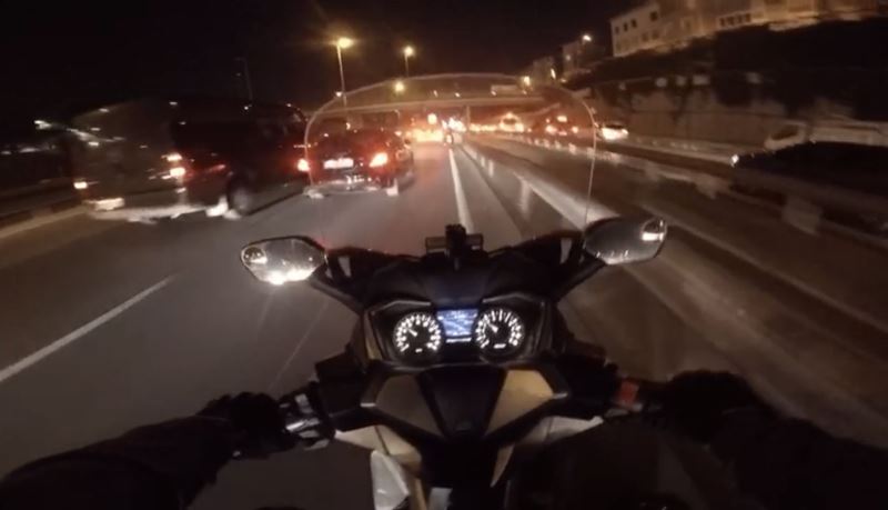 E-5 Karayolu’nda motosikletlinin ölümden döndüğü kaza kamerada
