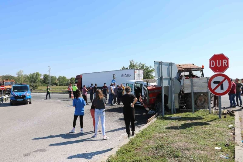 Edirne’de ayçiçek yüklü traktörle, hafif ticari araç çarpıştı: 3 yaralı
