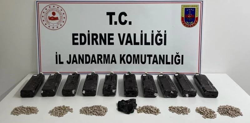Çantasından 13 kilogram afyon sakızı ile 967 adet uyuşturucu hap çıktı
