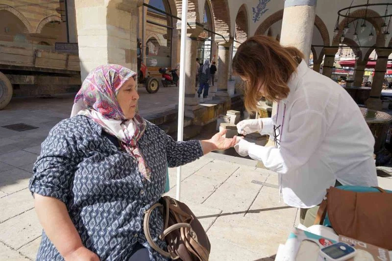 Tarihi meydanda ’halk sağlığı sokağı’ kuruldu, vatandaşlar ücretsiz test yaptırdı
