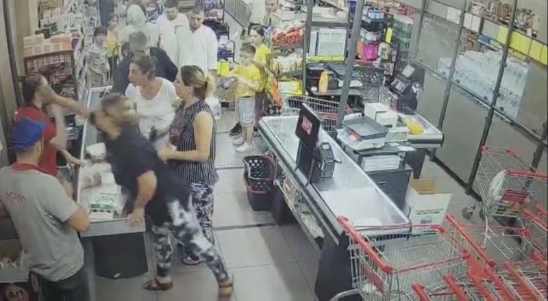 İstanbul’da kadın kasiyere kadından tokatlı saldırı kamerada
