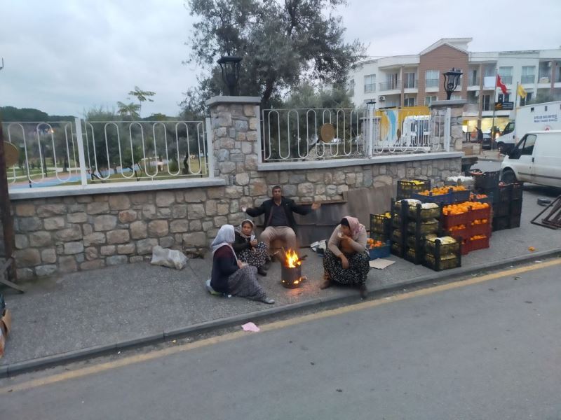 Aydın’da pazarcılar sabah soğuk havadan ateş yakarak korunuyor
