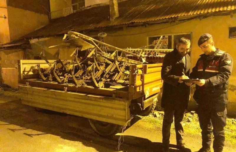 Bahçeden tarım aletleri çalan 2 kişi yakalandı
