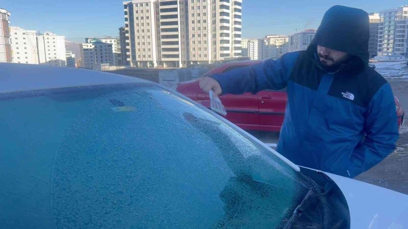 Hava sıcaklığının eksi 11’e düştüğü Erzurum’da her yer buz tuttu
