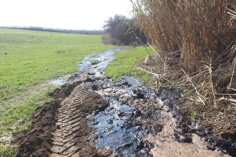 Manisalı çiftçi su ararken petrol benzeri sıvı buldu
