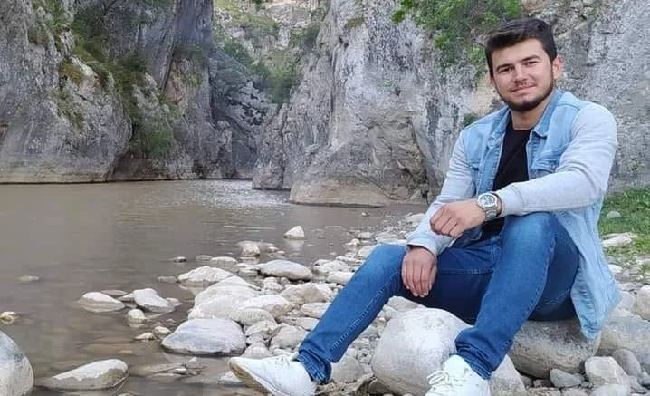 Tıra arkadan çarpan otomobilin sürücüsü uzman çavuş yaşamını yitirdi