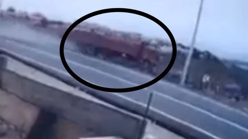 Mersin’de 2 kişi ölüme böyle gitmiş: feci kamyon kazası güvenlik kamerasında
