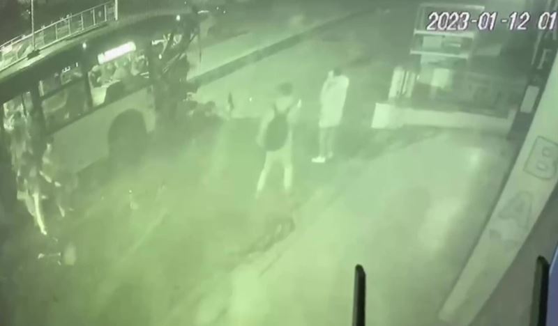 Ümraniye’de refüjden uçan otomobilin İETT otobüsü ile çarpıştığı  kaza kamerada
