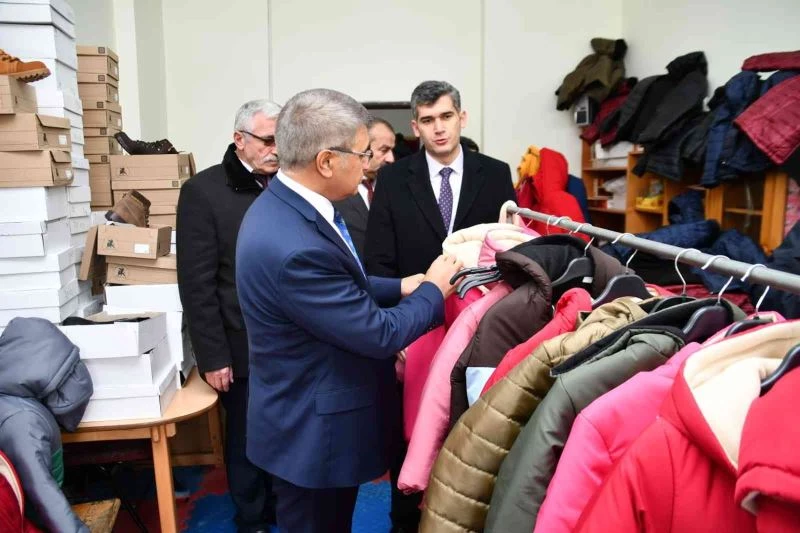 Öğrencilere mont ve bot hediye edildi
