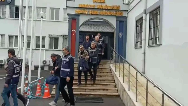 Çeşitli suçlardan hapis cezası bulunan zanlılar, şafak vakti yapılan operasyonla yakalandı
