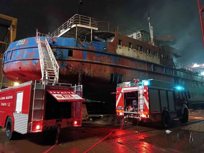 Altınova Tersaneler Bölgesi’nde gemi yangını: 3 kişi dumandan etkilendi
