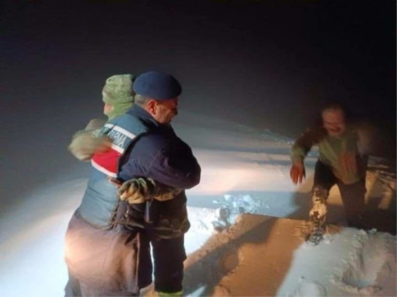 2 bin 180 rakımda karda mahsur kalan bakım ekibi kurtarıldı
