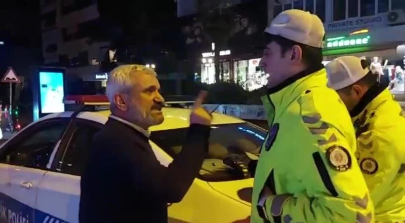 Kadıköy’de ceza yazan polise ‘İnsan olalım’ diyen taksici, tepki görünce ‘Hepimiz kardeşiz’ diyerek geri adım attı
