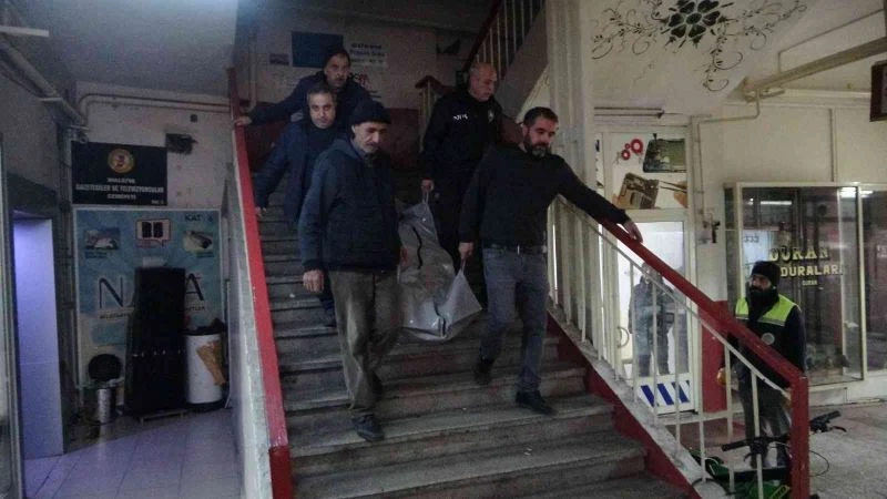 Yarı çıplak halde ölü bulundu
