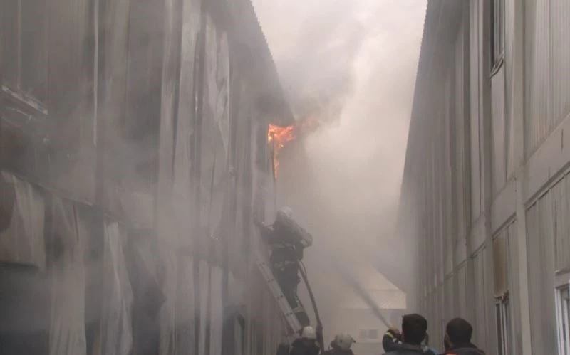 Hastane inşaatında çalışan 200 işçinin kaldığı konteyner alev alev yandı
