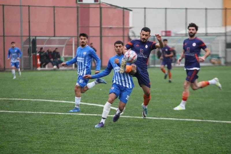 Vefat eden eski kulüp başkanları için sahada ter döktüler
