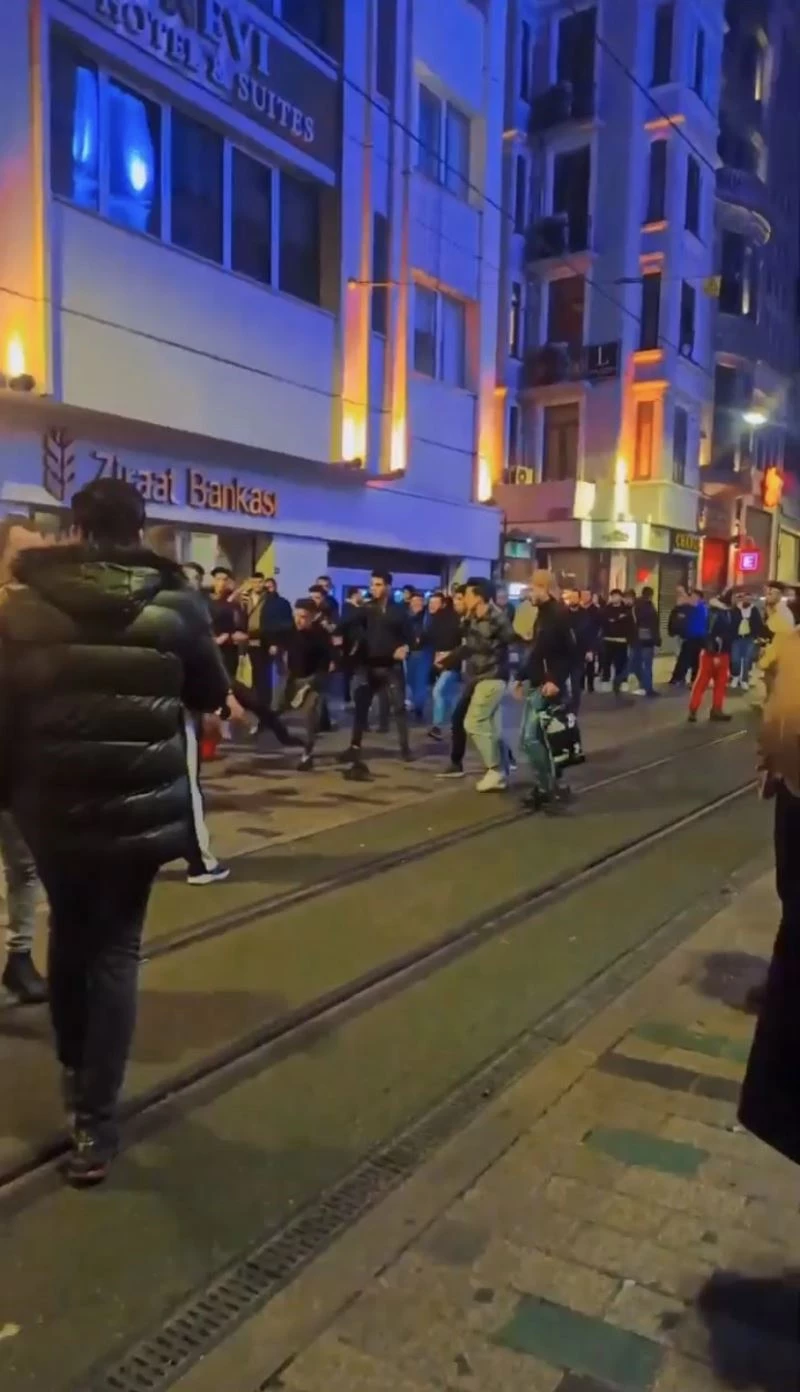 İstanbul’da tekme, yumruk, sopa ve fırçalı kavgalar kamerada
