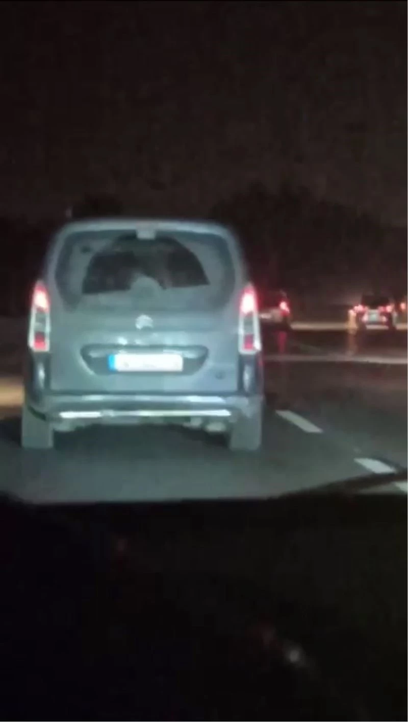 Araç içerisinde kavga ettiler, ani manevra yapan araç ile tehlike saçtılar
