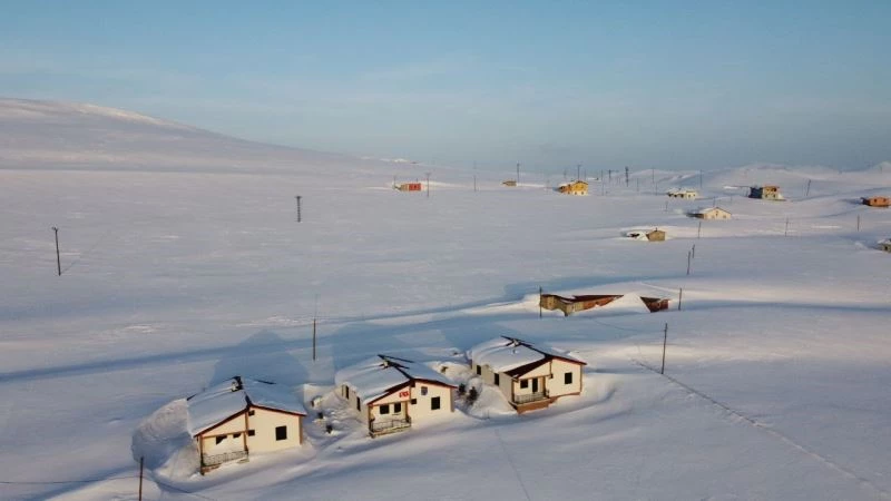 Erzincan’ın yüksek kesimleri ile Bayburt merkezde kar yağışı görüldü
