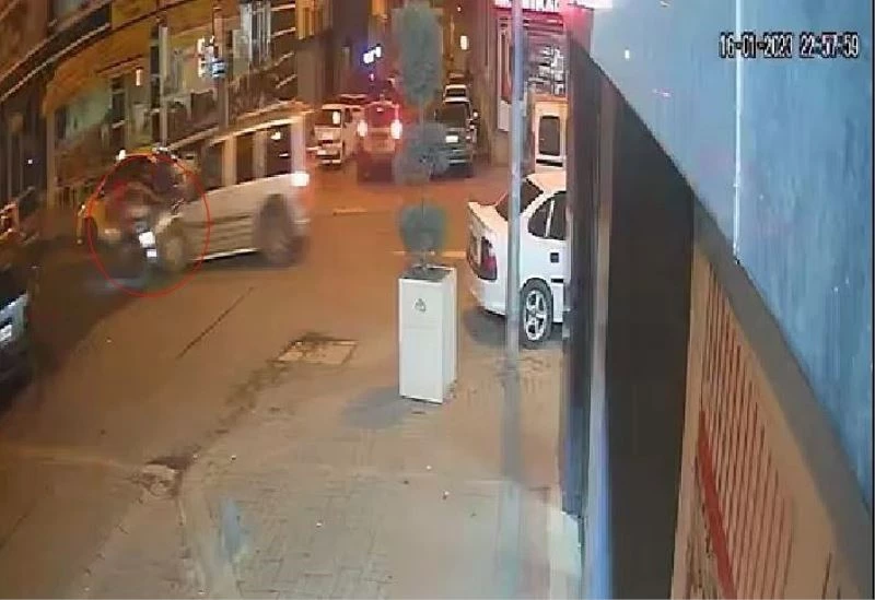 Arabanın ters yönden çıkan motosikletliye çarpıp fırlattığı anlar kameraya yansıdı
