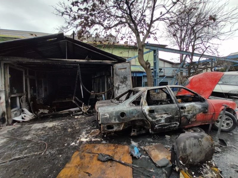 Zeytinburnu’nda otomobil ve tamirhane alev alev yandı
