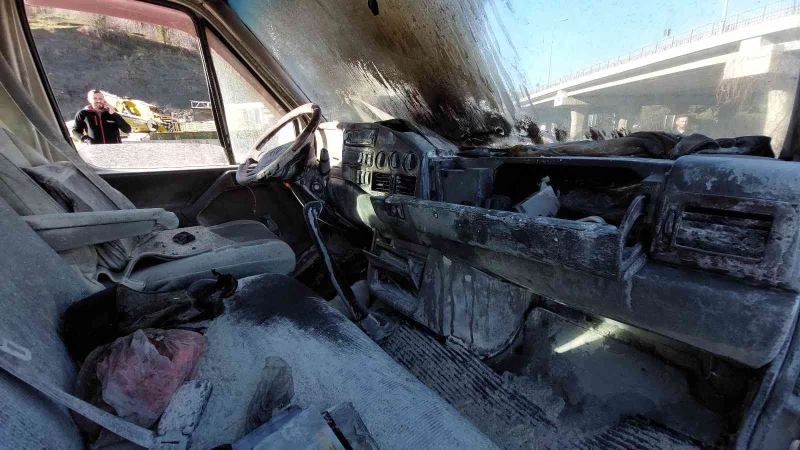 Akaryakıt istasyonunda araç alev aldı, facianın eşiğinden dönüldü
