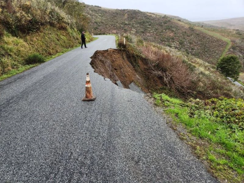 California’da şiddetli yağış sonrası yol çöktü
