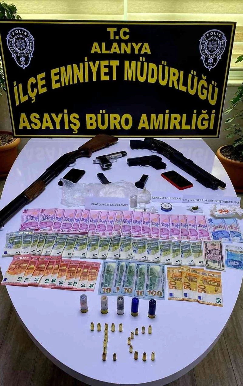 Polisten kaçarak saklandıkları adresten uyuşturucu ve silah çıktı
